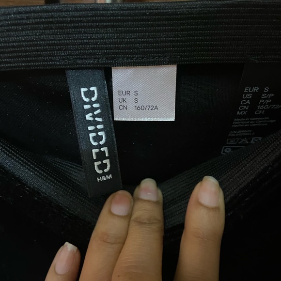 H&M black velvet skirt - Picture 4 of 11